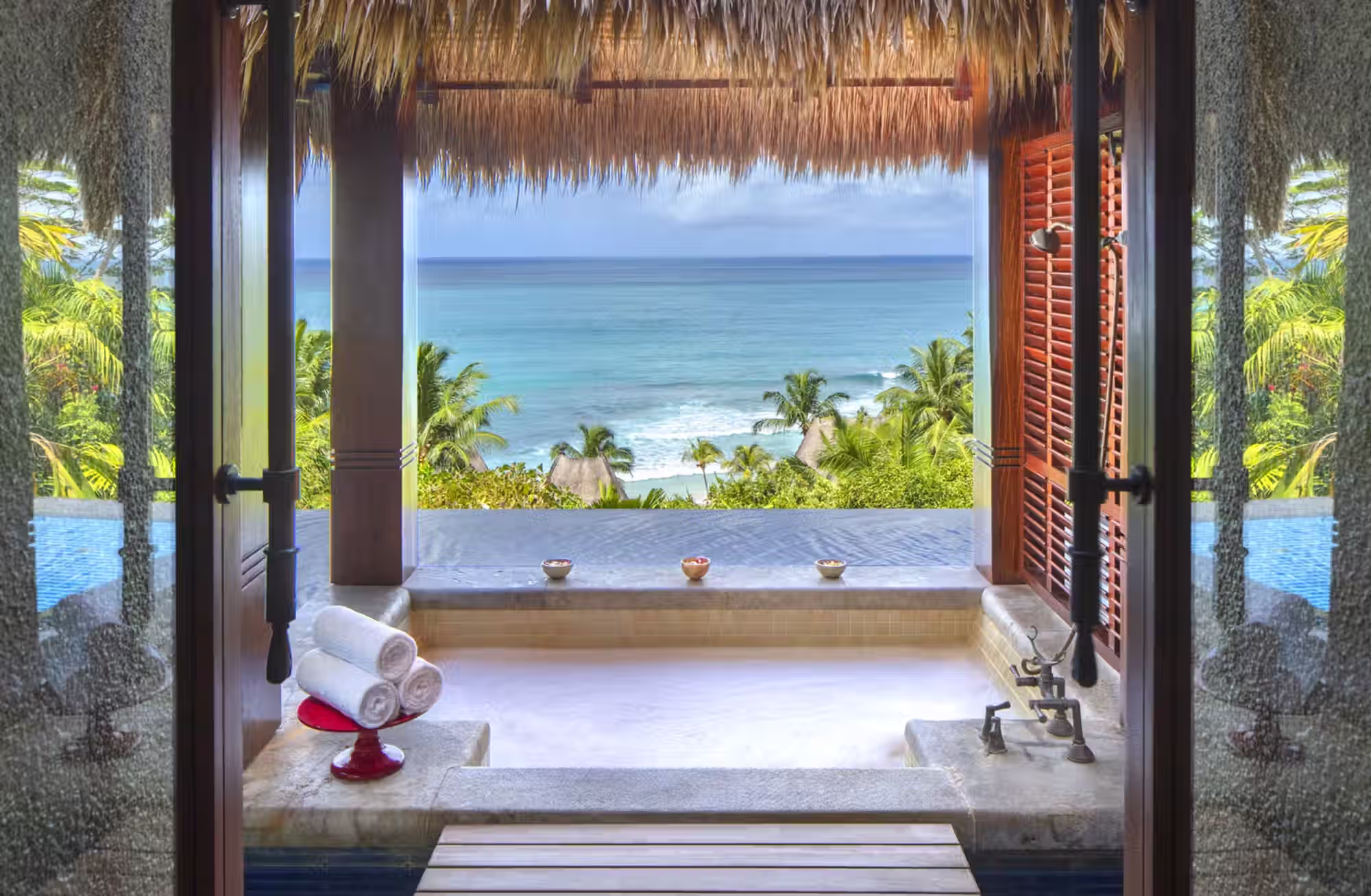 Solo 30 ville immerse tra collina, giardini tropicali e baia privata, tutte con piscina infinity e servizio personalizzato. — immagine 3