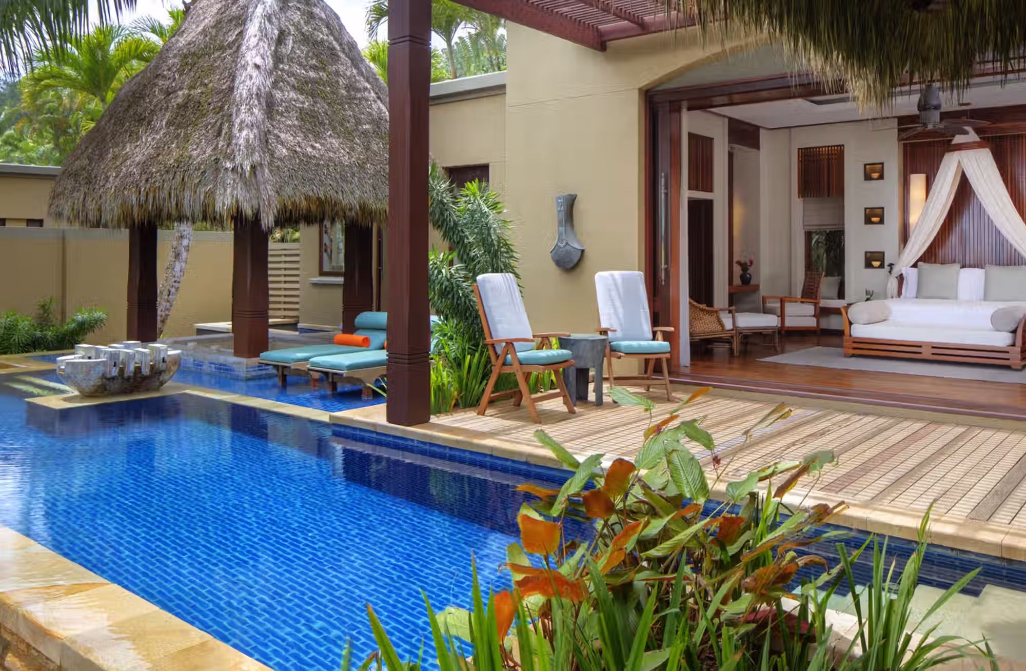 Solo 30 ville immerse tra collina, giardini tropicali e baia privata, tutte con piscina infinity e servizio personalizzato. — immagine 4
