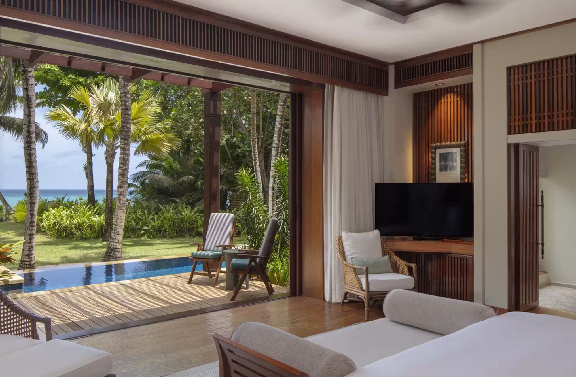 Solo 30 ville immerse tra collina, giardini tropicali e baia privata, tutte con piscina infinity e servizio personalizzato. — immagine 6