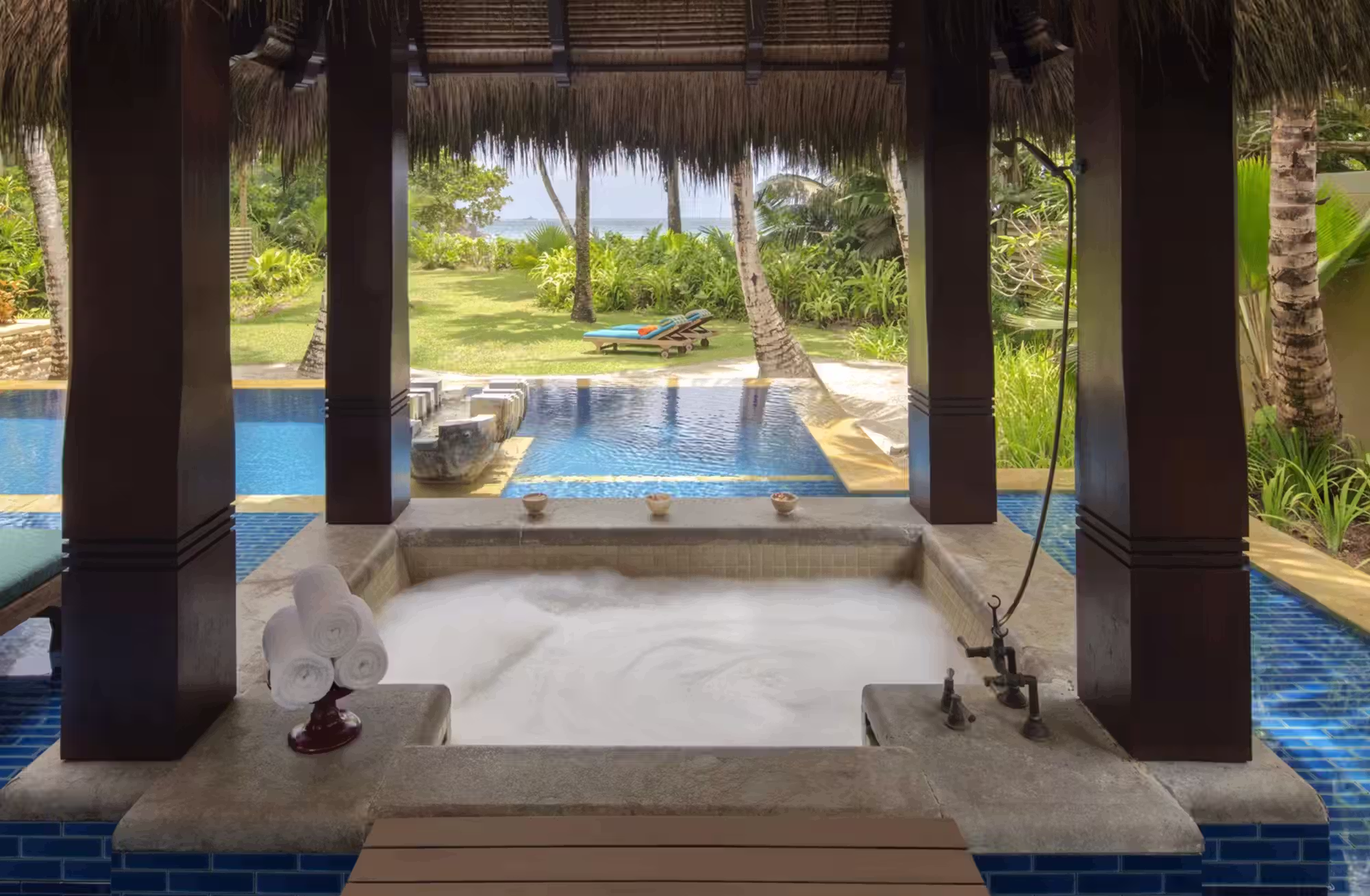 Solo 30 ville immerse tra collina, giardini tropicali e baia privata, tutte con piscina infinity e servizio personalizzato. — immagine 7
