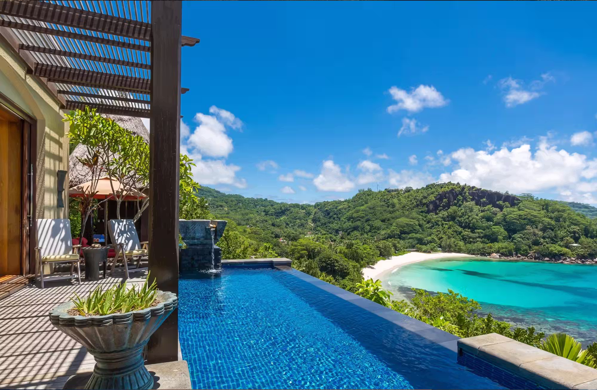 Solo 30 ville immerse tra collina, giardini tropicali e baia privata, tutte con piscina infinity e servizio personalizzato. — immagine 8