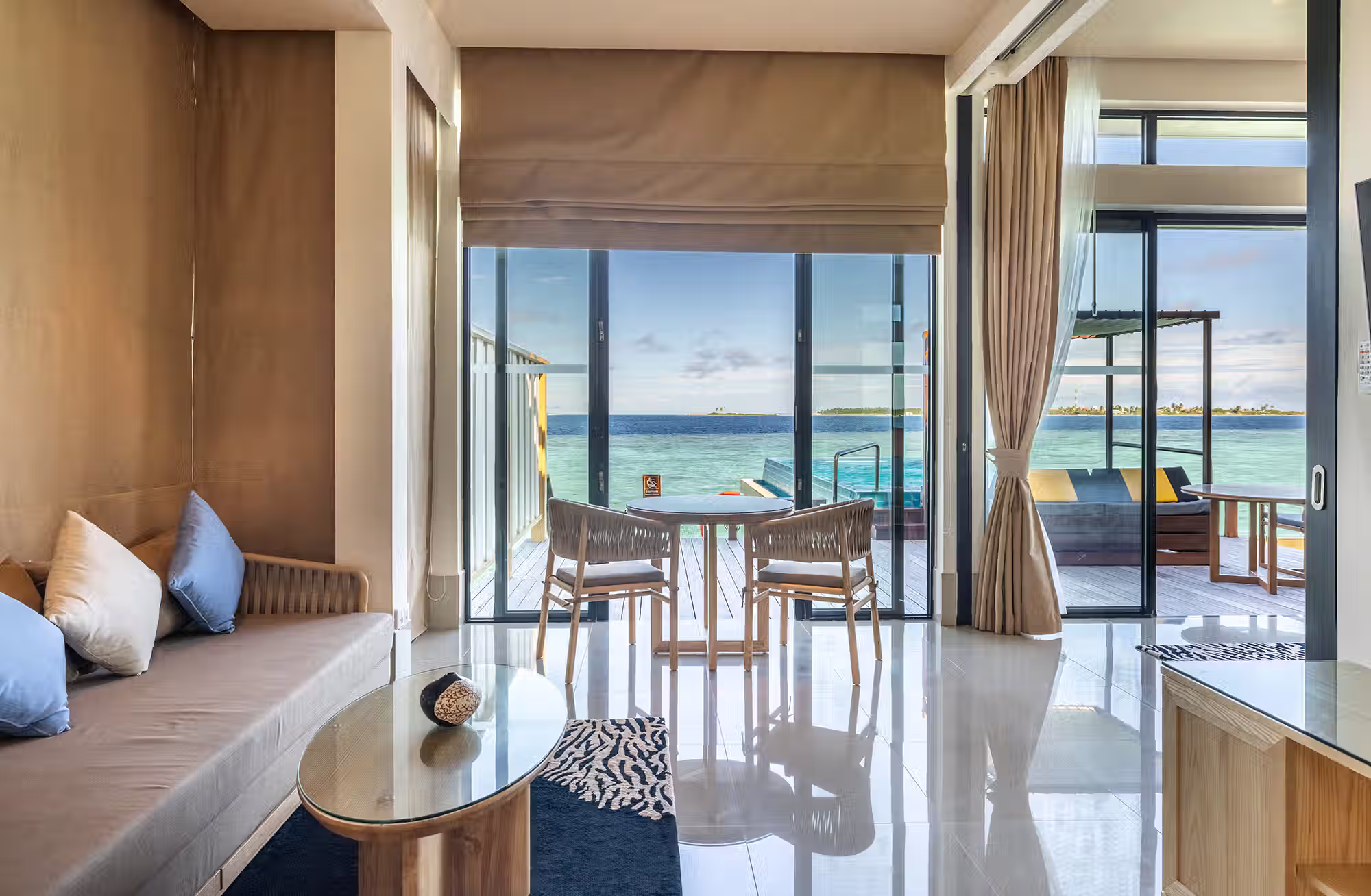 Dalle ville immerse nella vegetazione alle dimore sospese sul mare, ogni sistemazione interpreta un diverso modo di abitare l’isola. — immagine 7