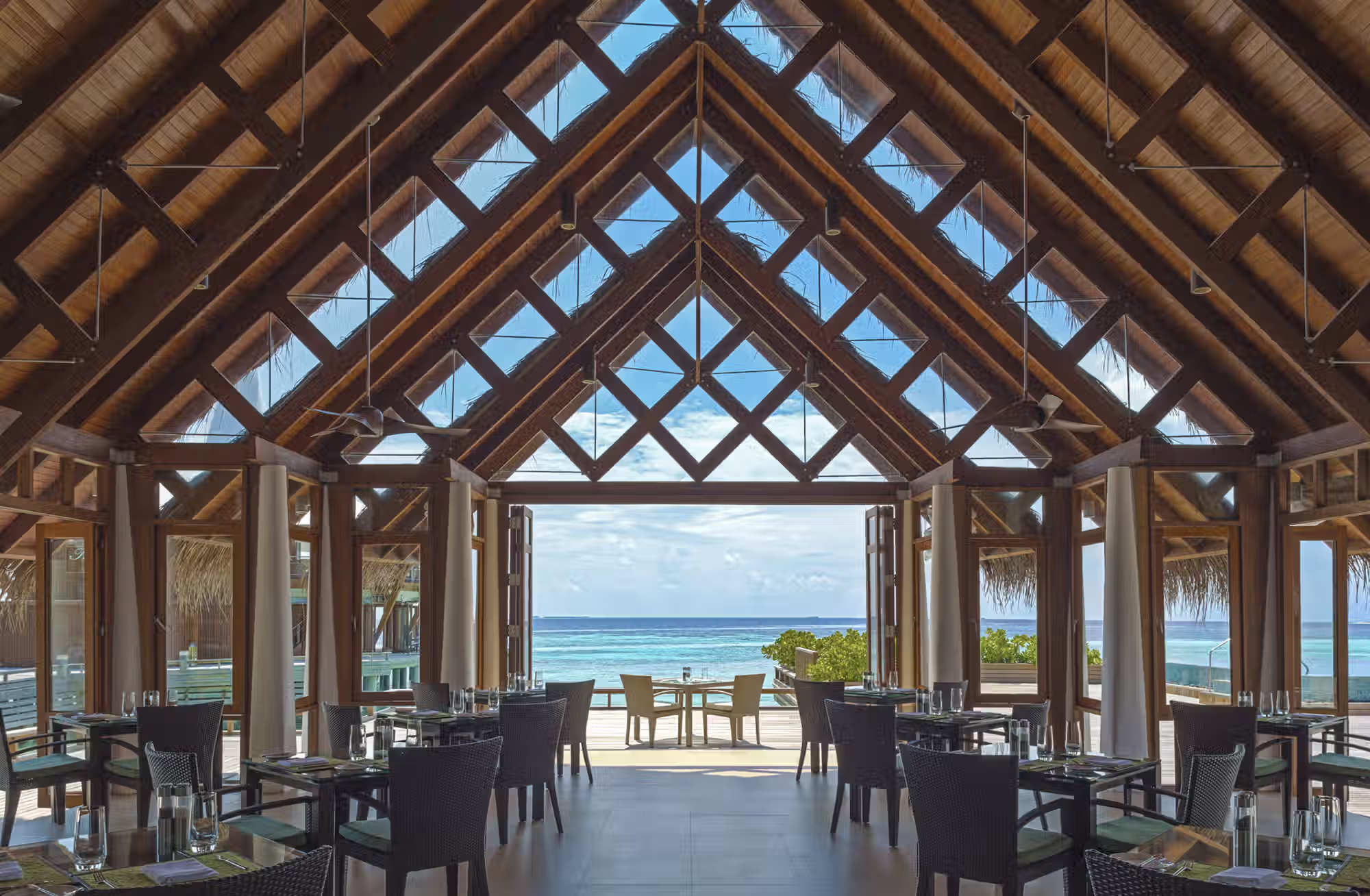 Alta cucina, immersioni e momenti privati accompagnano giornate vissute con naturalezza. — immagine 2