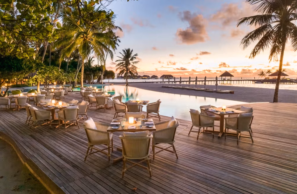 Ogni giornata alterna esperienze gastronomiche, relax, sport e immersioni in uno degli atolli più spettacolari delle Maldive.