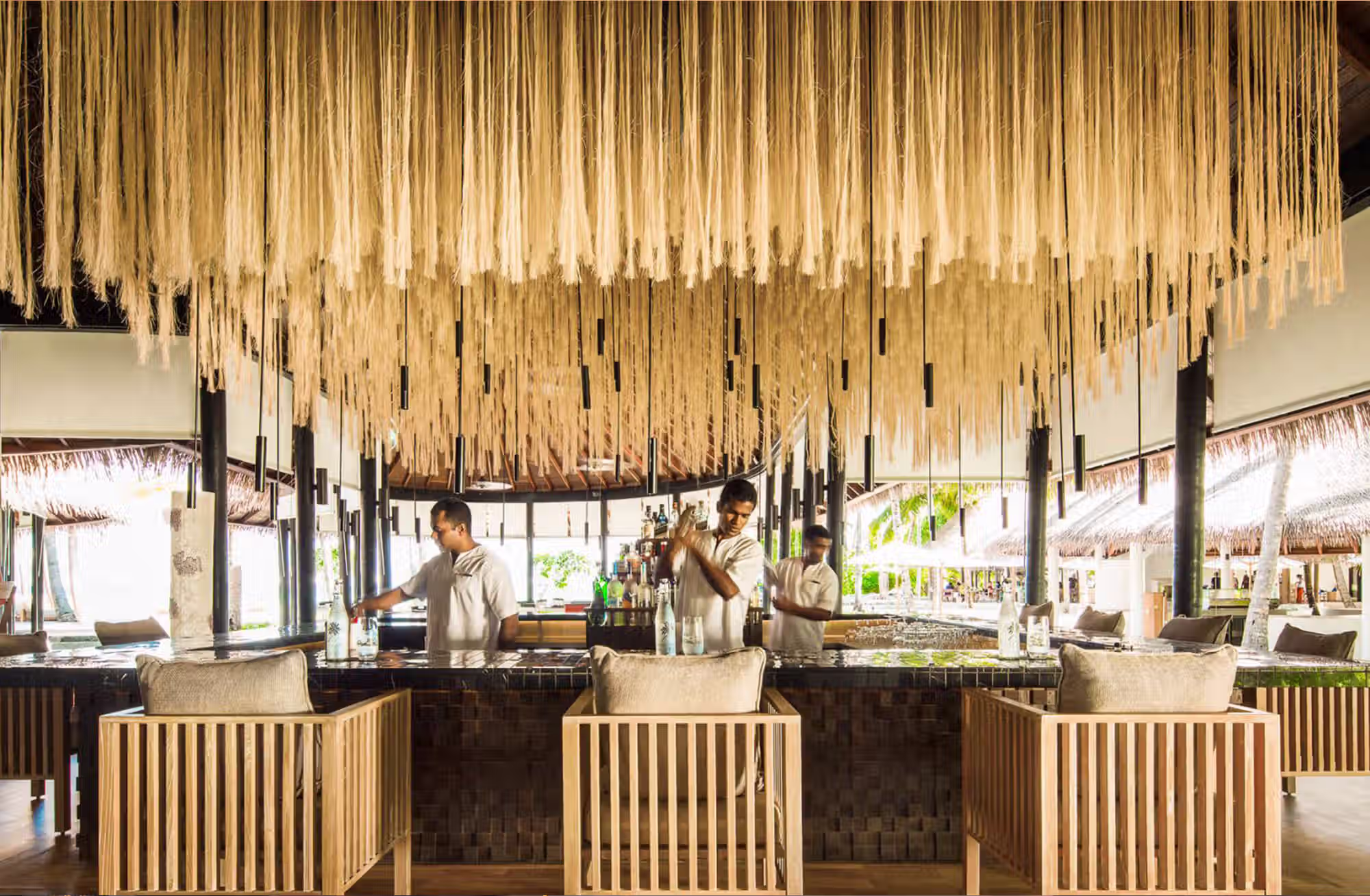 Ogni giornata alterna esperienze gastronomiche, relax, sport e immersioni in uno degli atolli più spettacolari delle Maldive. — immagine 1