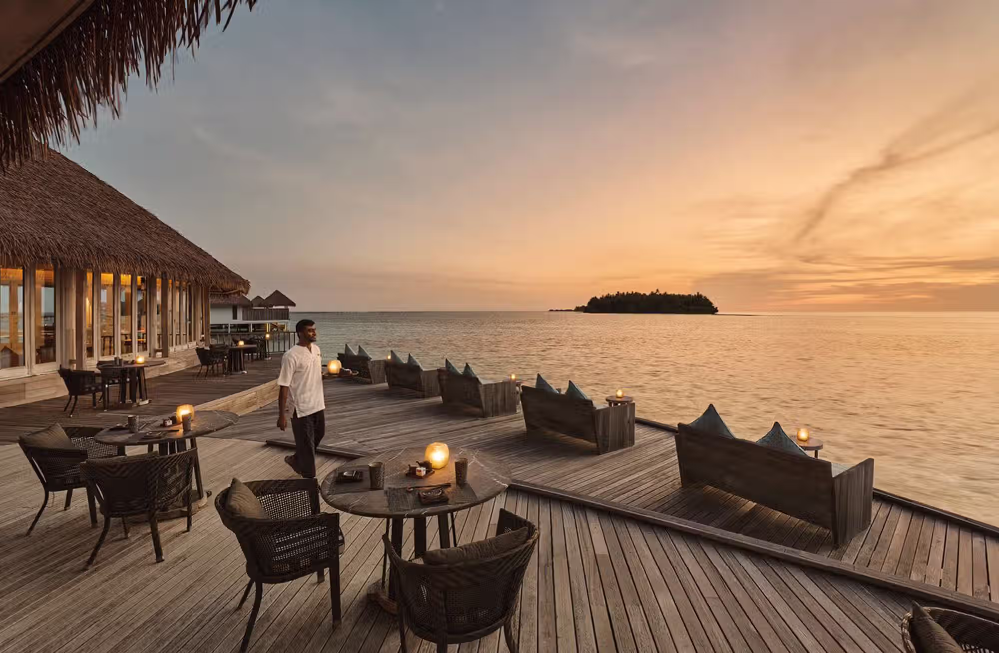 Ogni giornata alterna esperienze gastronomiche, relax, sport e immersioni in uno degli atolli più spettacolari delle Maldive. — immagine 2