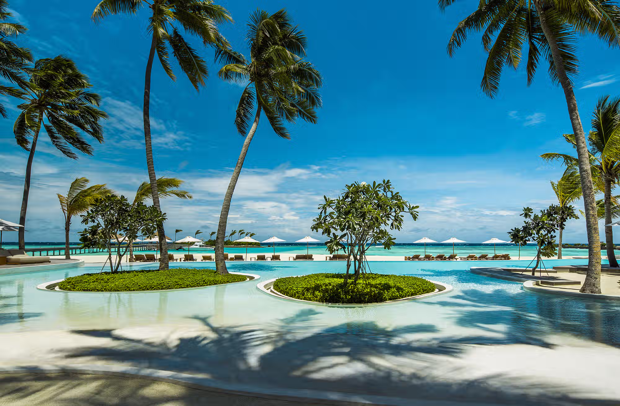Ogni giornata alterna esperienze gastronomiche, relax, sport e immersioni in uno degli atolli più spettacolari delle Maldive. — immagine 7