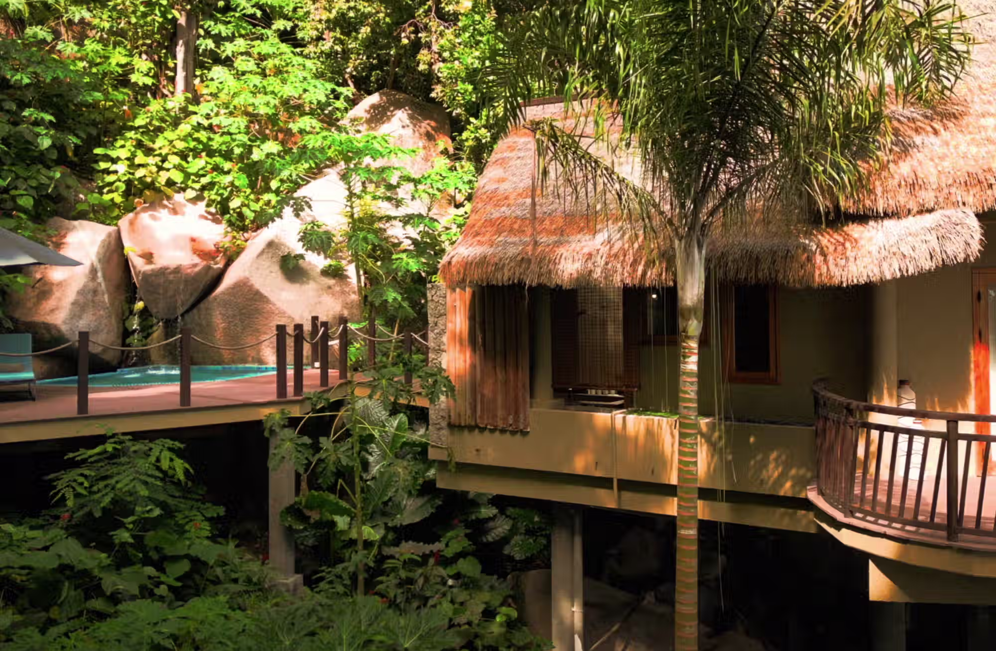 Sessantatré ville distribuite tra giardini tropicali e collina, pensate per vivere La Digue con privacy, spazio e una profonda connessione con il paesaggio. — immagine 3