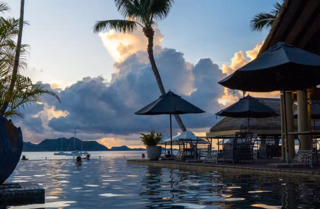 Colazioni affacciate sull’oceano, sapori creoli, benessere e giornate in bicicletta alla scoperta di una delle isole più affascinanti delle Seychelles.