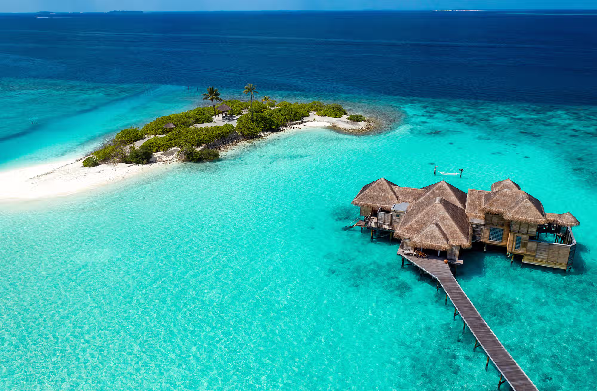 Spazio, silenzio e accesso diretto al mare definiscono ville pensate per offrire una privacy autentica. — immagine 10