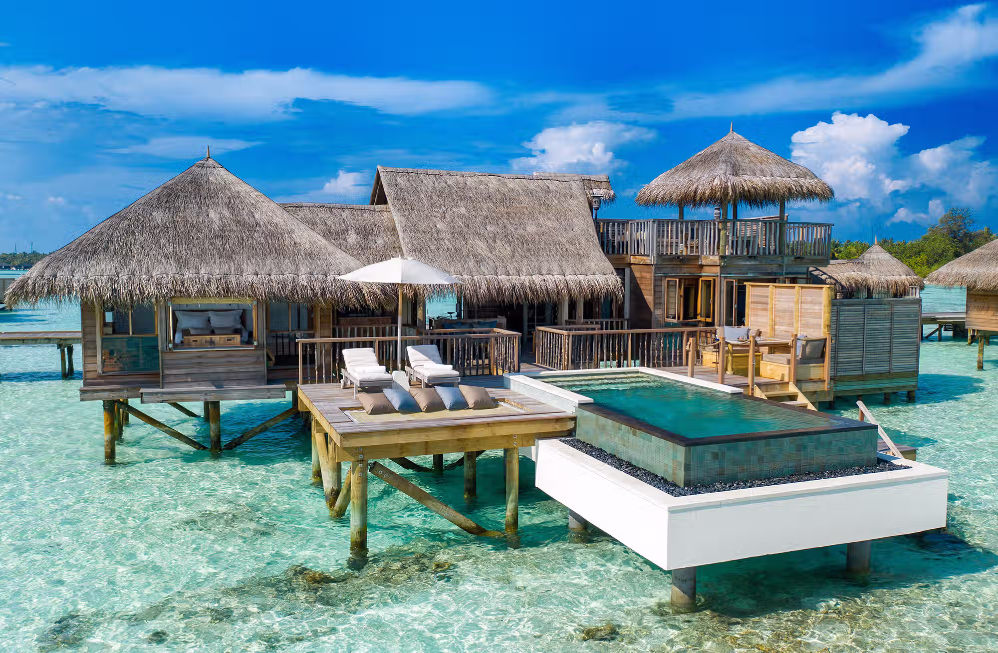 Spazio, silenzio e accesso diretto al mare definiscono ville pensate per offrire una privacy autentica. — immagine 1