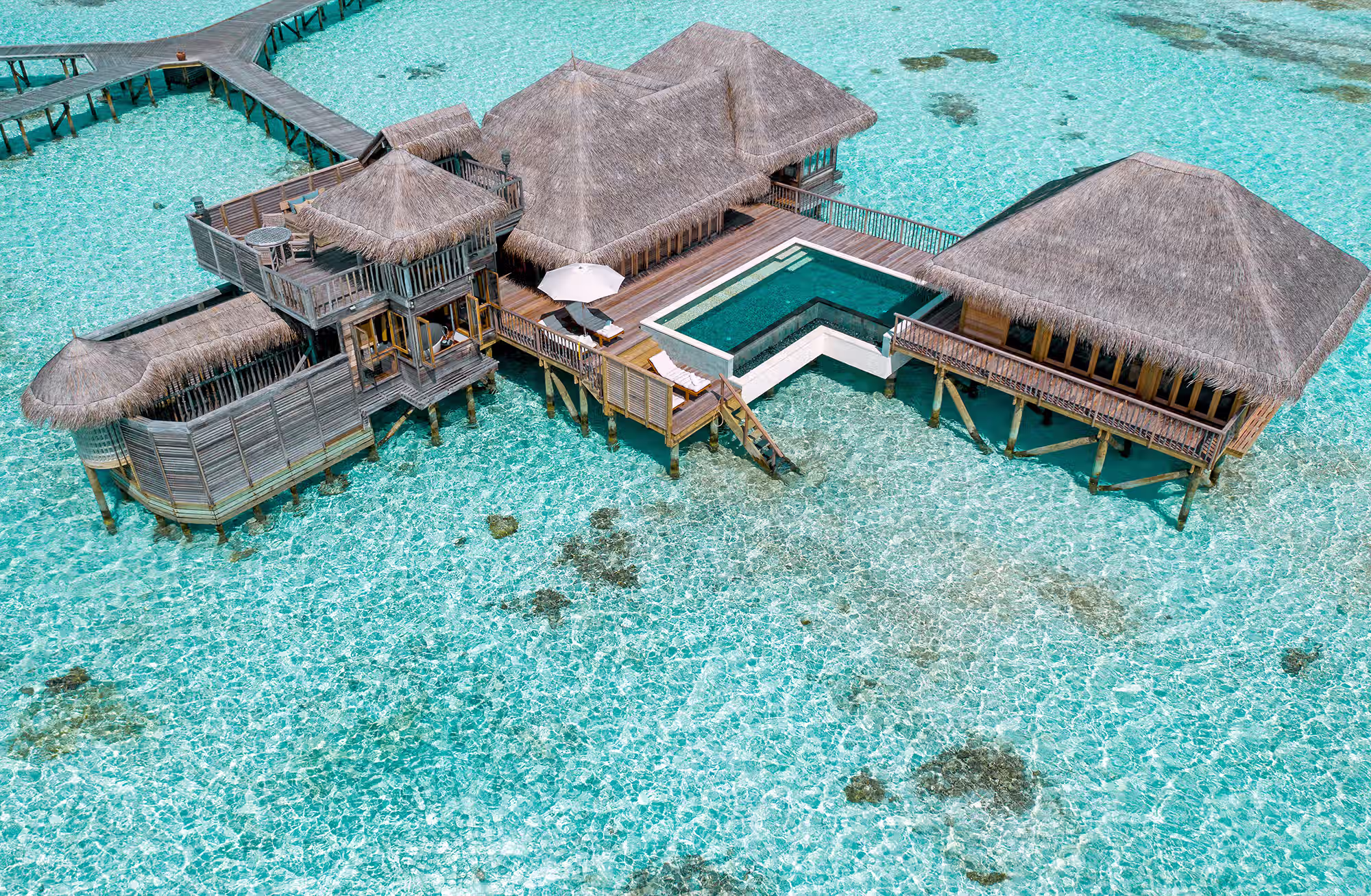 Spazio, silenzio e accesso diretto al mare definiscono ville pensate per offrire una privacy autentica. — immagine 7