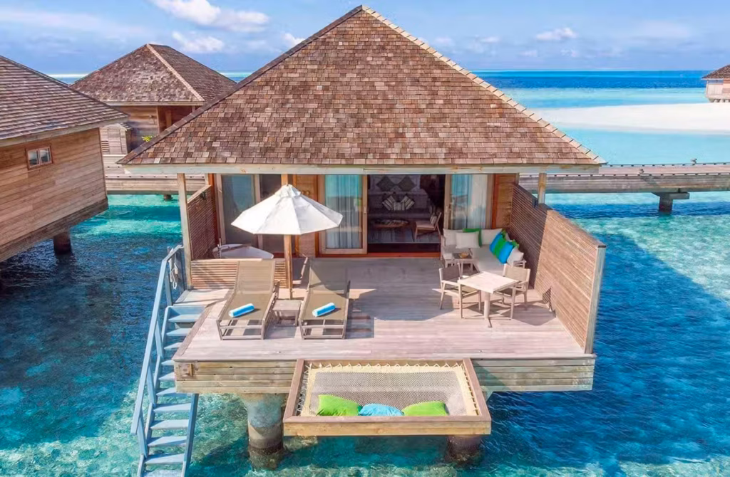 Sei tipologie di sistemazione, pensate per vivere le Maldive tra privacy, tramonti e accesso diretto al mare.
