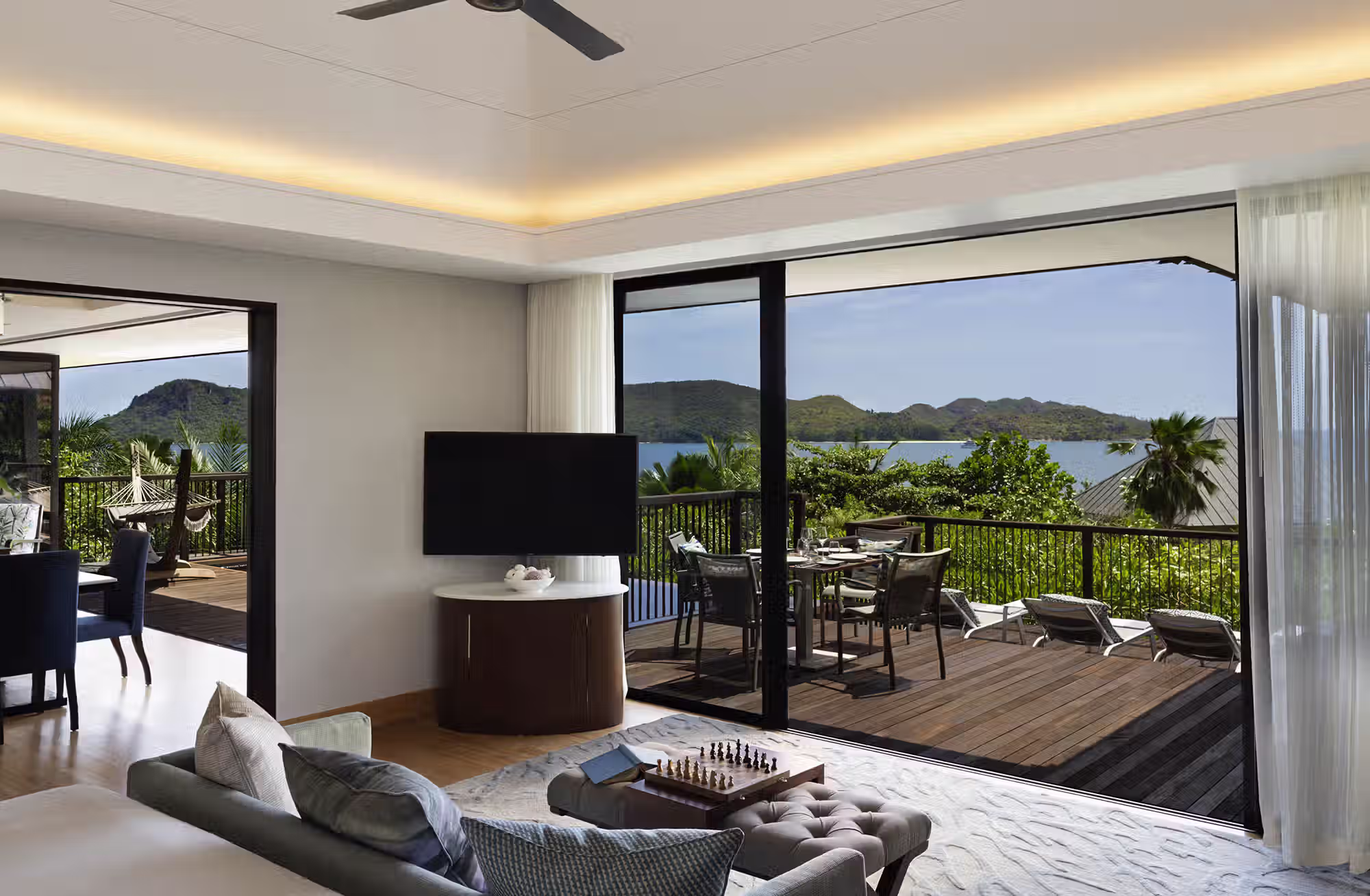 Ampie residenze con piscina privata, pensate per garantire spazio, privacy e una vista privilegiata sulla natura di Praslin. — immagine 2