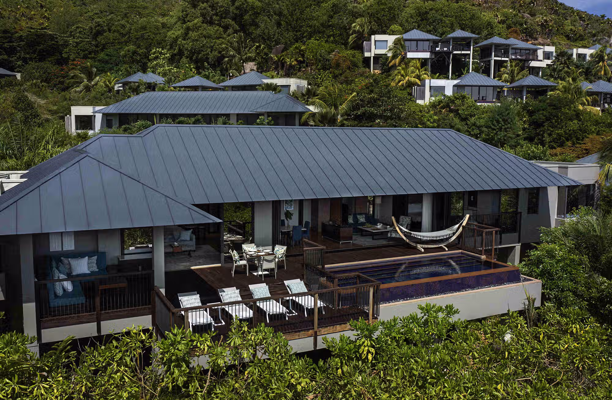 Ampie residenze con piscina privata, pensate per garantire spazio, privacy e una vista privilegiata sulla natura di Praslin. — immagine 7