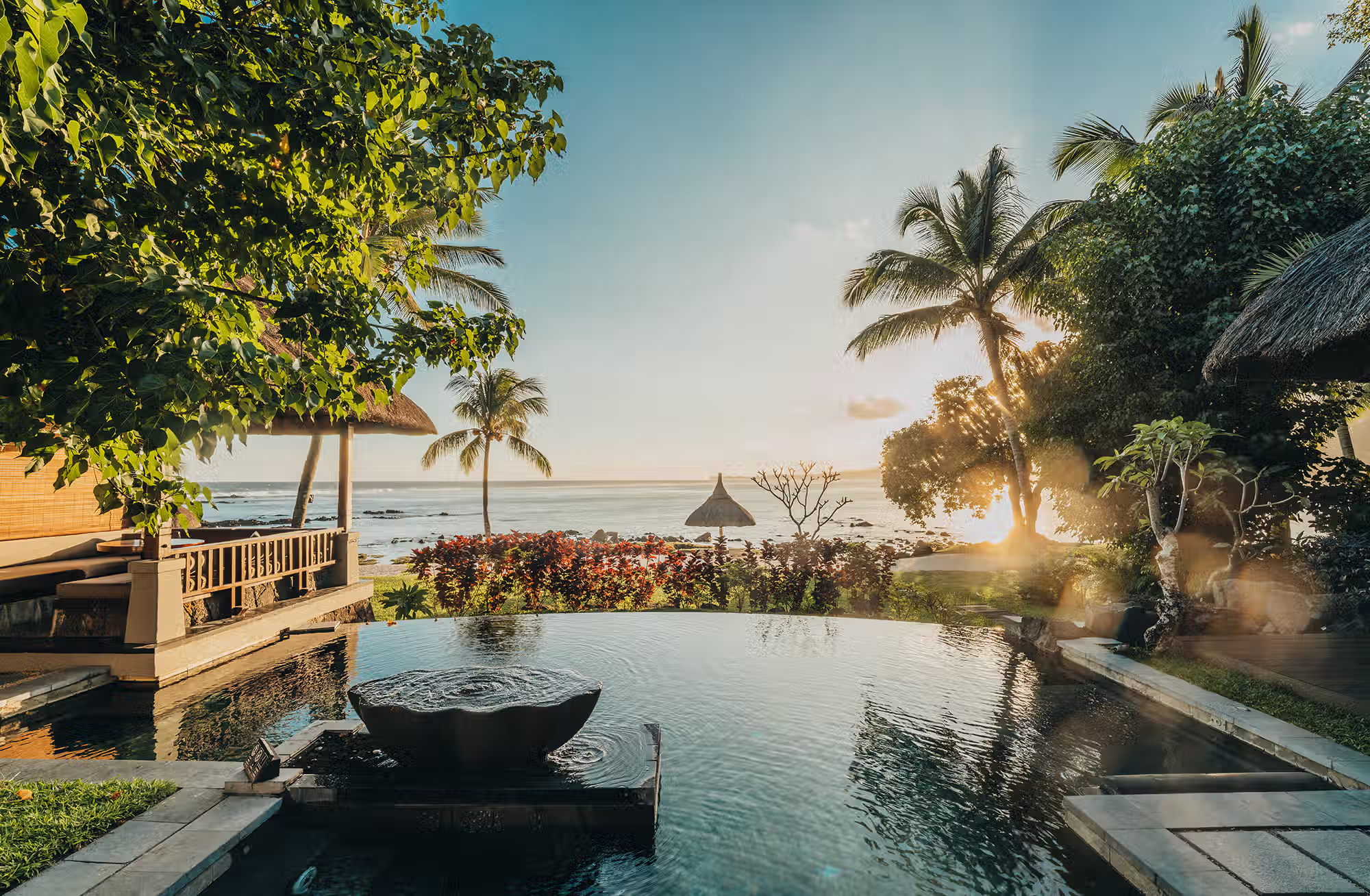 Spazi generosi, giardini privati e piscine esclusive tra vegetazione tropicale e oceano. — immagine 9