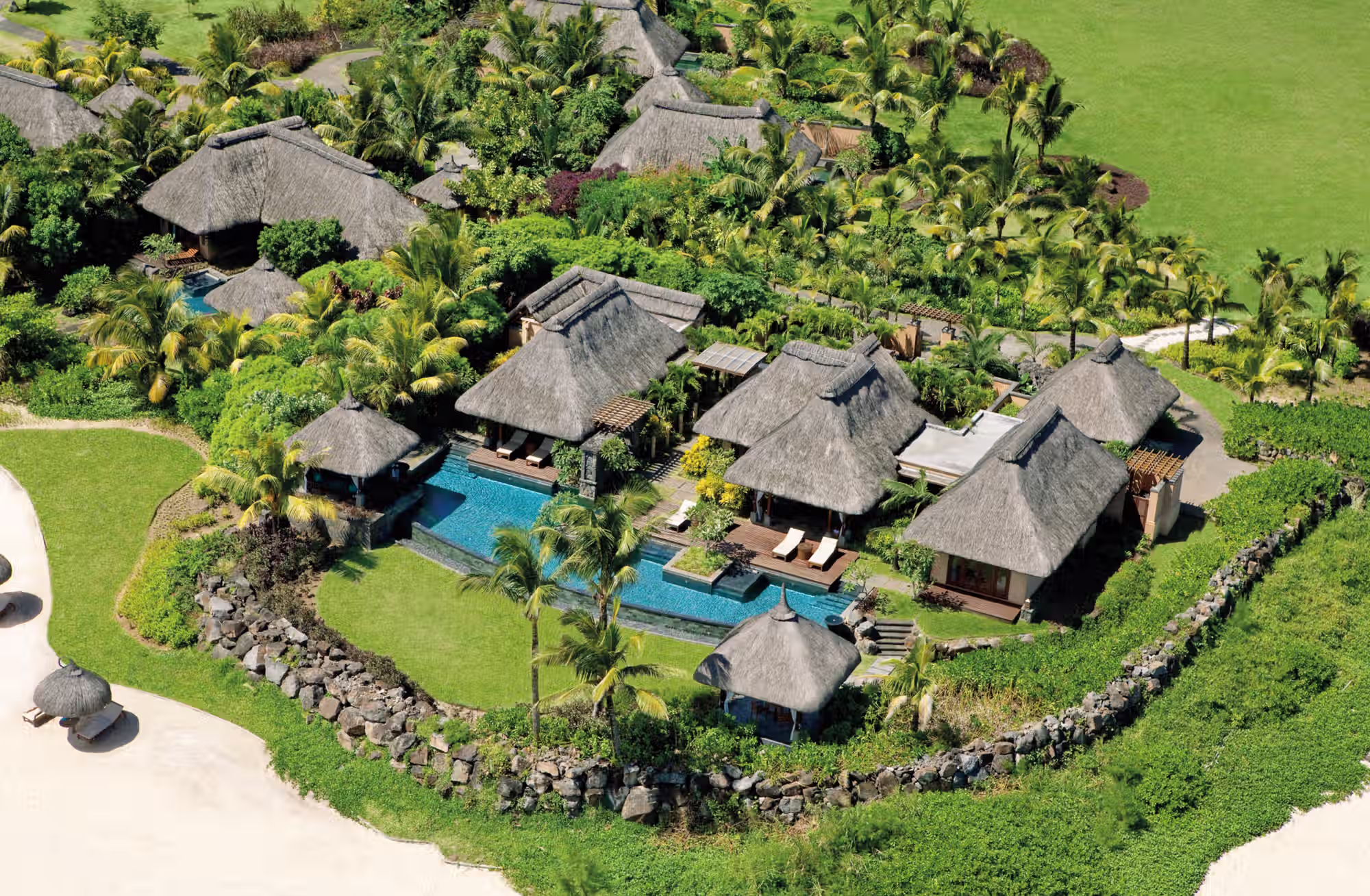 Spazi generosi, giardini privati e piscine esclusive tra vegetazione tropicale e oceano. — immagine 16