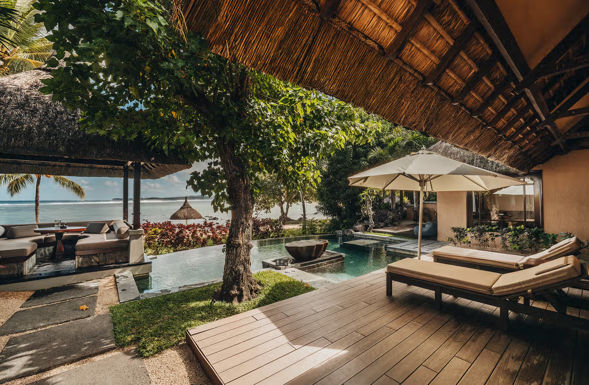 Spazi generosi, giardini privati e piscine esclusive tra vegetazione tropicale e oceano. — immagine 7