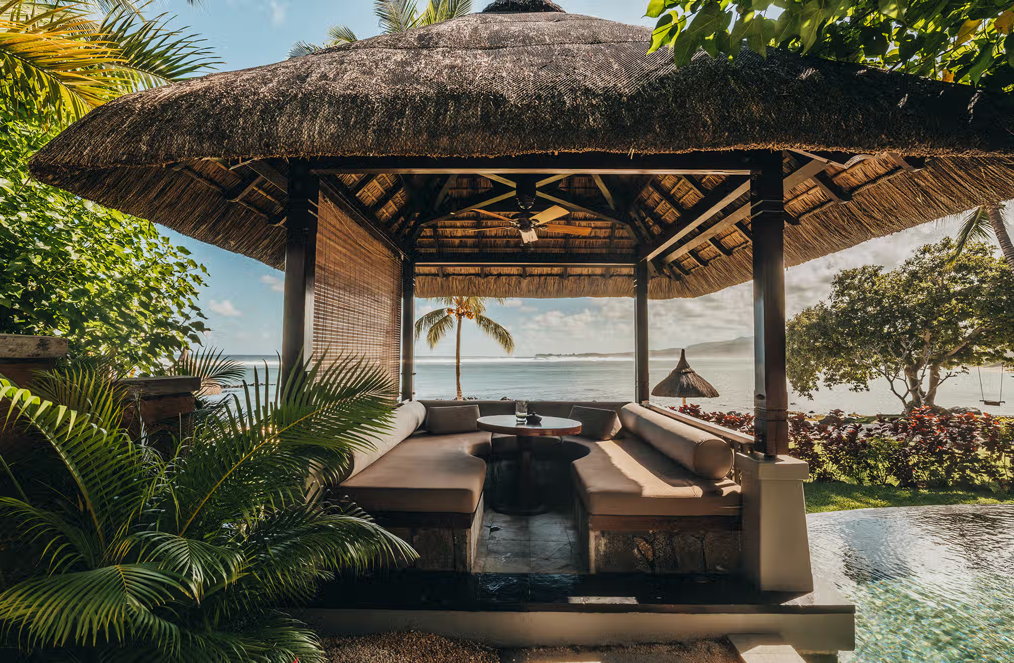 Spazi generosi, giardini privati e piscine esclusive tra vegetazione tropicale e oceano. — immagine 8