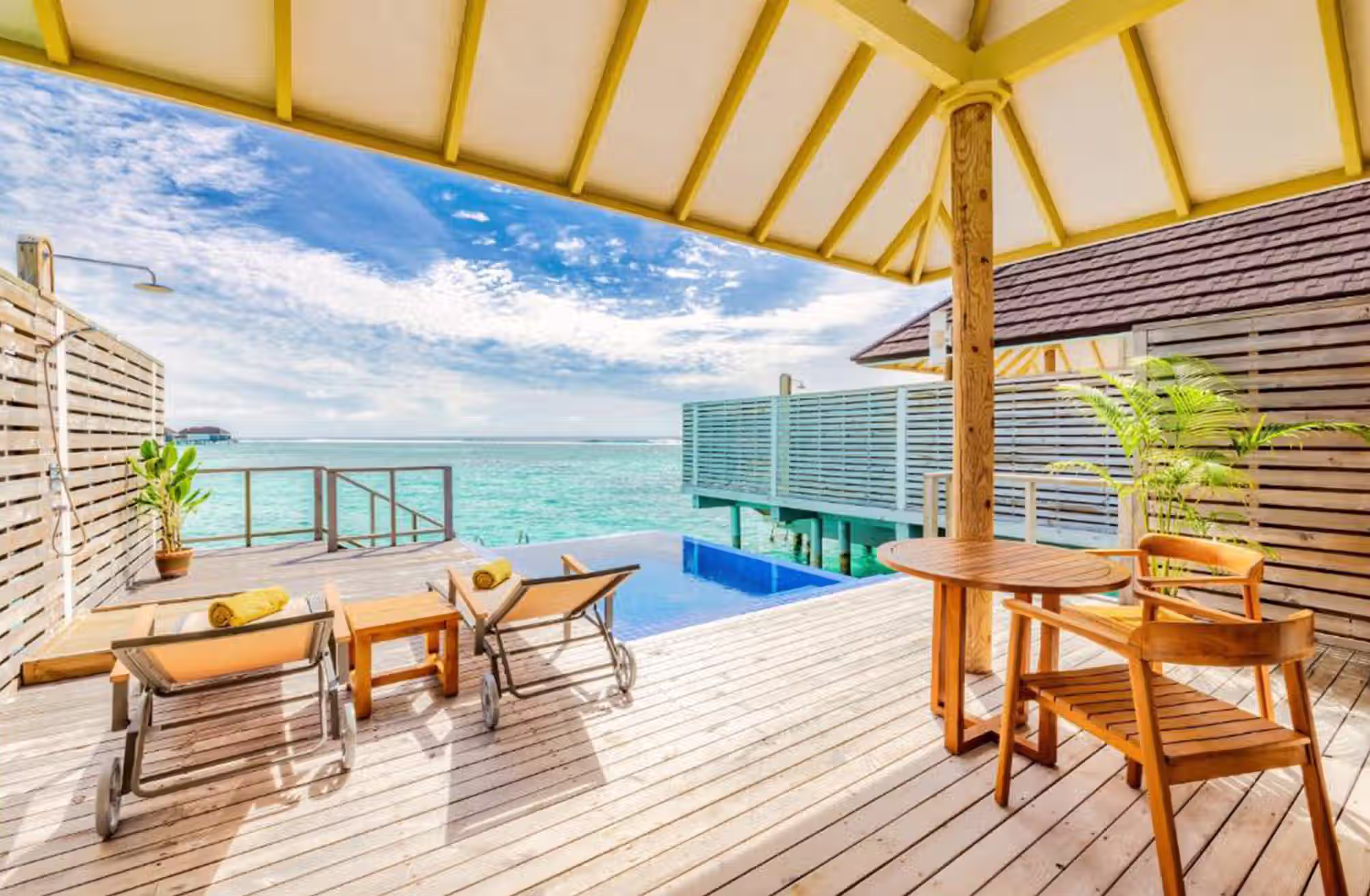 Piscina privata, accesso diretto al mare e spazi progettati per custodire la propria intimità. — immagine 1