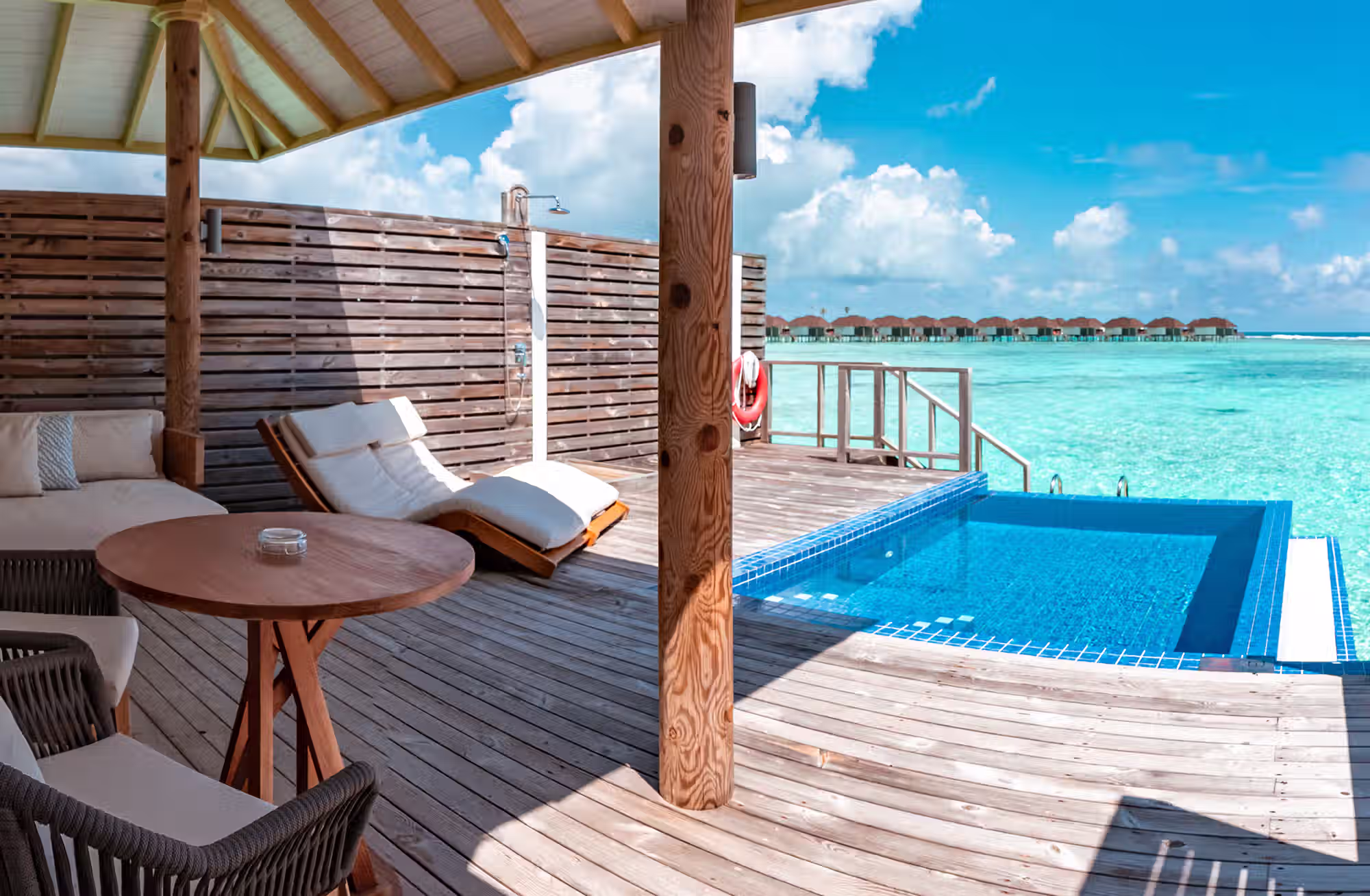 Piscina privata, accesso diretto al mare e spazi progettati per custodire la propria intimità. — immagine 3