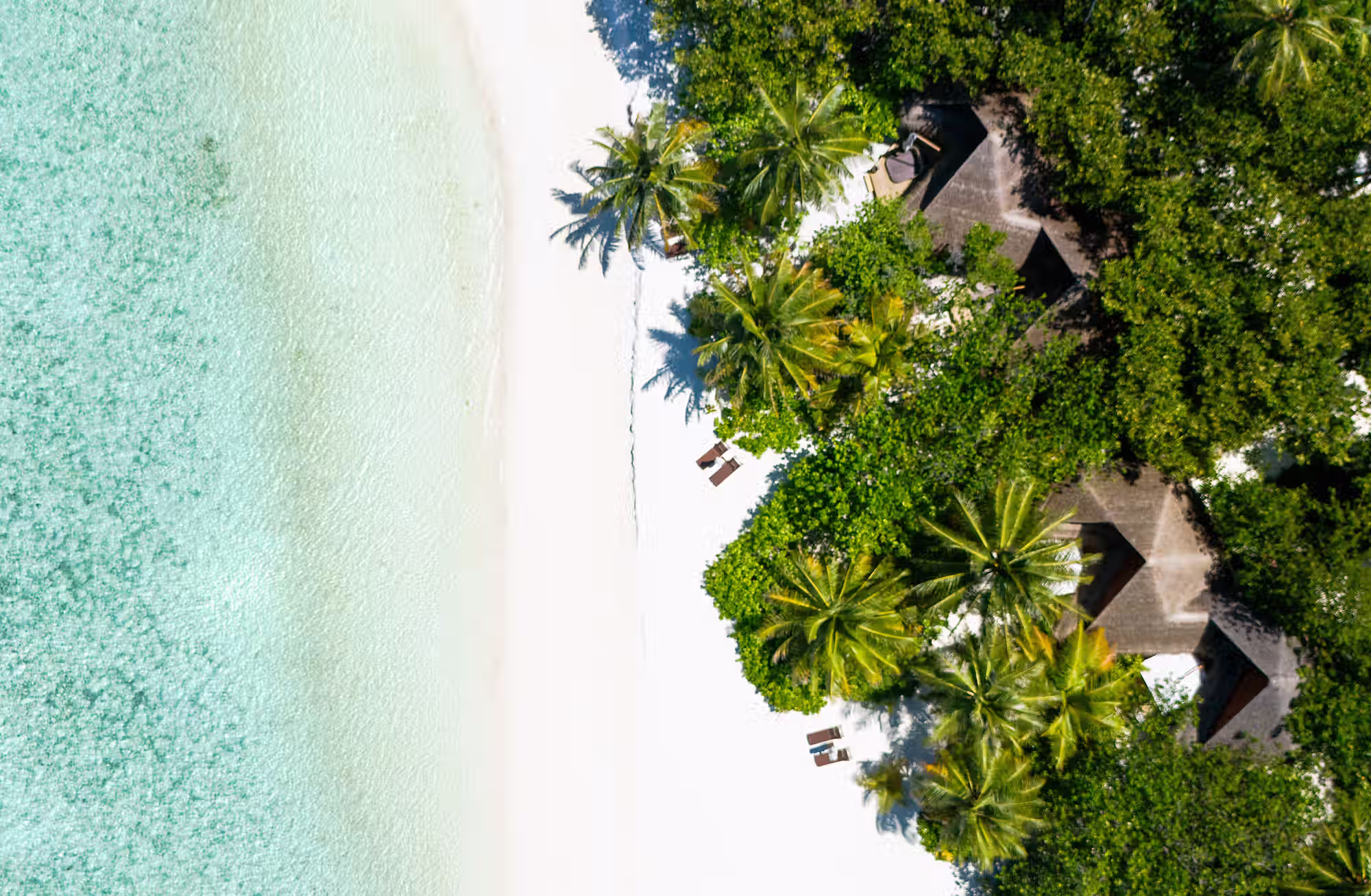 Sistemazioni essenziali e riservate, pensate per lasciare spazio all’oceano, alla luce e alla natura dell’isola. — immagine 16