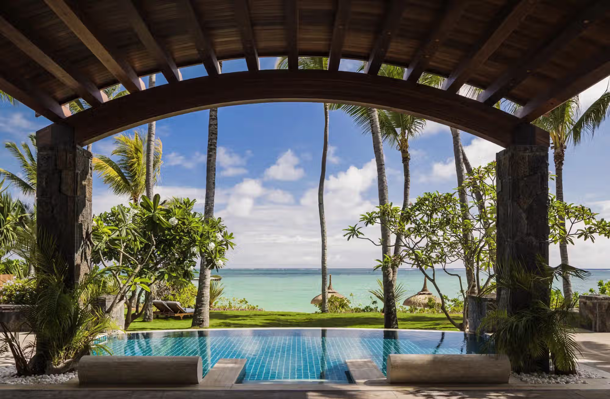 Camere luminose, suite con più camere da letto e una villa privata pensata come residenza esclusiva. — immagine 11