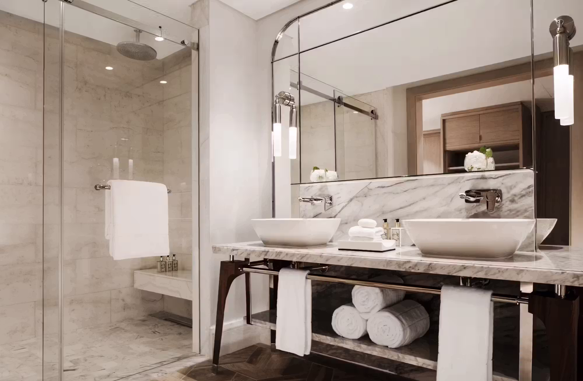 Camere luminose, suite con più camere da letto e una villa privata pensata come residenza esclusiva. — immagine 6