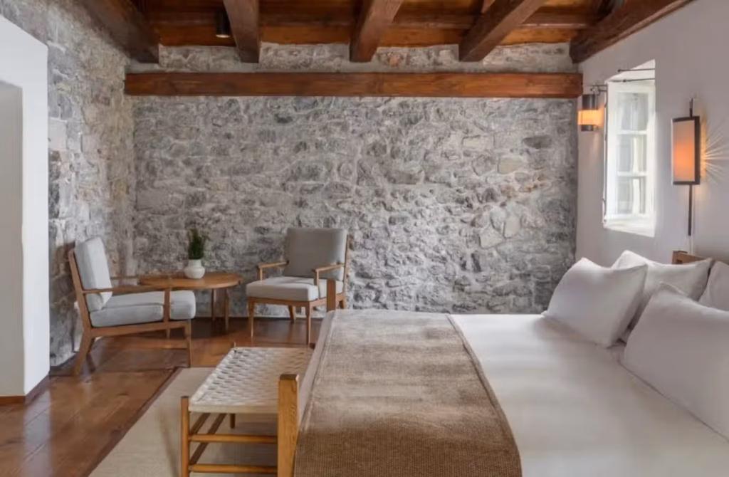 Cottage in pietra sull’isola e suite nell’antica residenza reale raccontano due modi profondamente diversi di vivere Sveti Stefan.