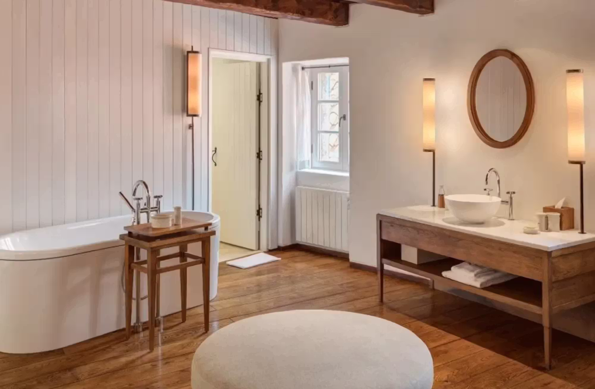 Cottage in pietra sull’isola e suite nell’antica residenza reale raccontano due modi profondamente diversi di vivere Sveti Stefan. — immagine 1