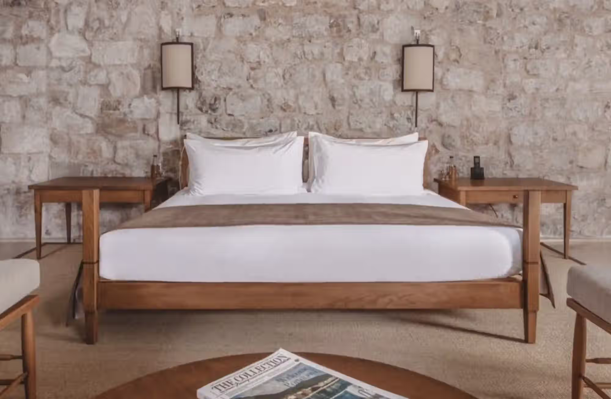 Cottage in pietra sull’isola e suite nell’antica residenza reale raccontano due modi profondamente diversi di vivere Sveti Stefan. — immagine 2