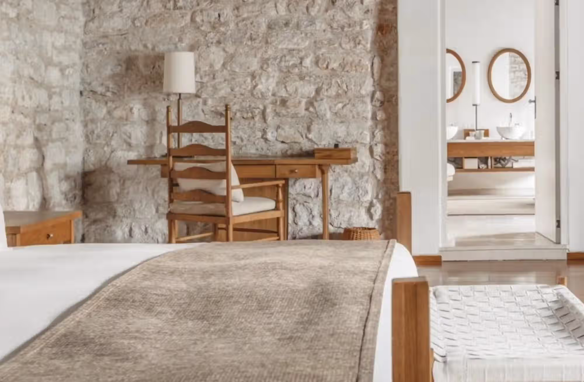 Cottage in pietra sull’isola e suite nell’antica residenza reale raccontano due modi profondamente diversi di vivere Sveti Stefan. — immagine 4