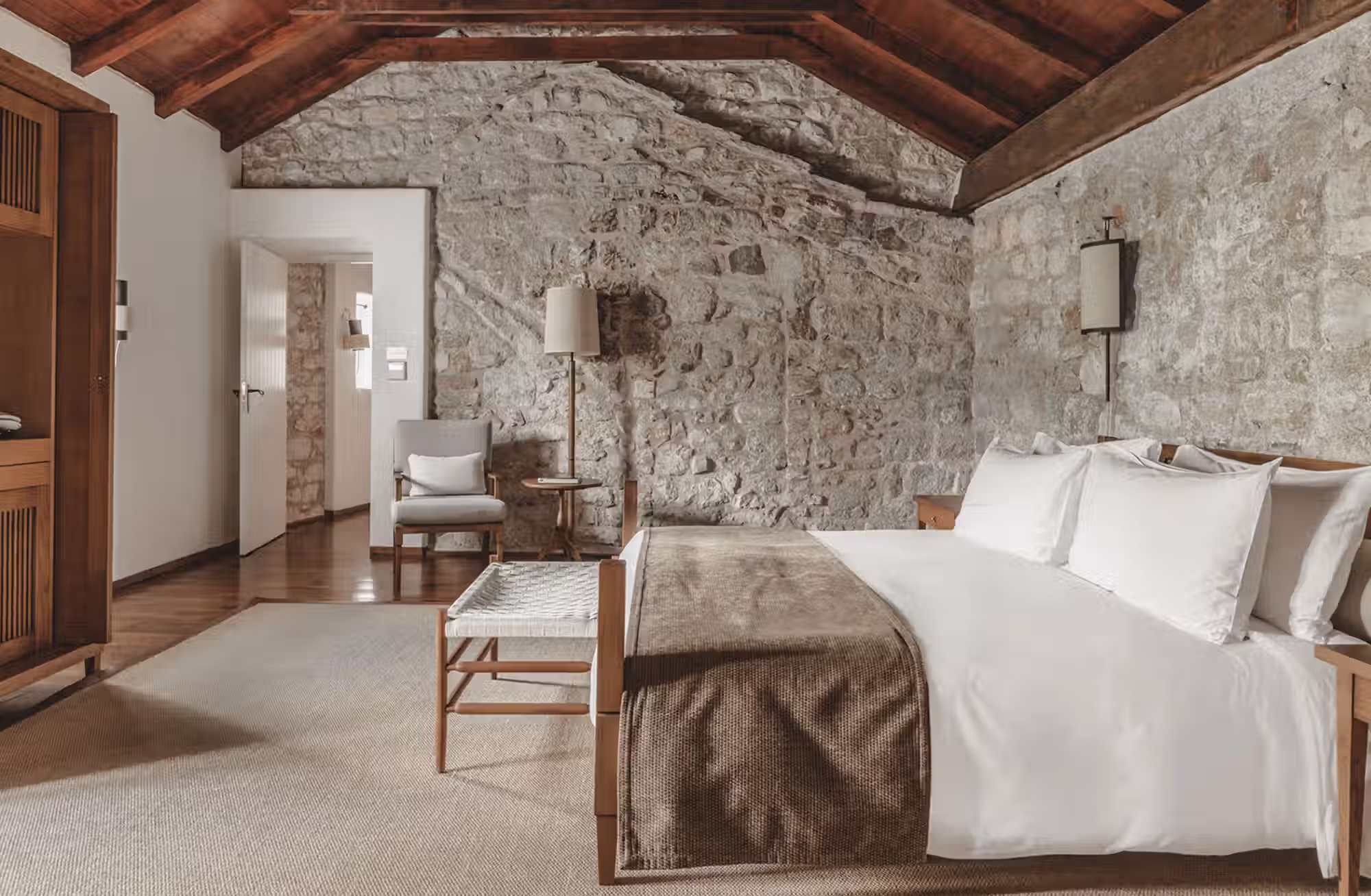 Cottage in pietra sull’isola e suite nell’antica residenza reale raccontano due modi profondamente diversi di vivere Sveti Stefan. — immagine 5