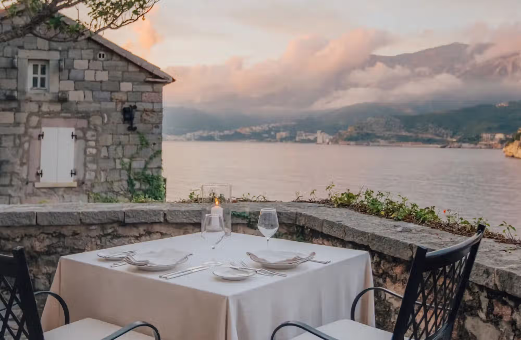 Cottage in pietra sull’isola e suite nell’antica residenza reale raccontano due modi profondamente diversi di vivere Sveti Stefan. — immagine 6