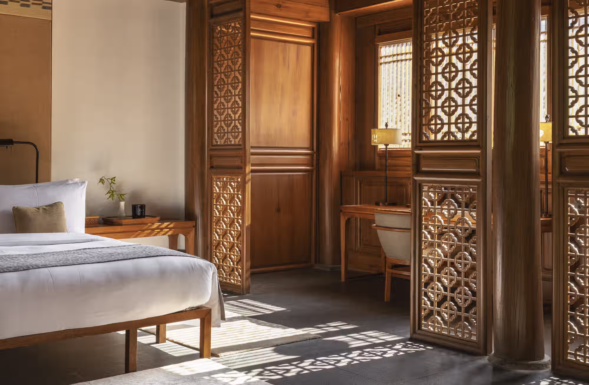 Legno dello Yunnan, architettura Naxi e grandi aperture sul paesaggio trasformano ogni sistemazione in un luogo da cui osservare Lijiang con calma. — immagine 2