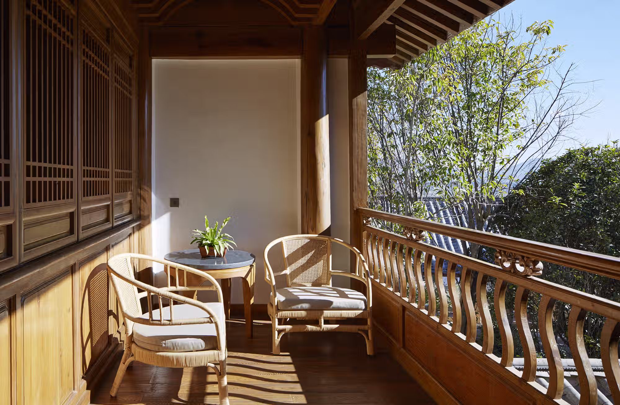 Legno dello Yunnan, architettura Naxi e grandi aperture sul paesaggio trasformano ogni sistemazione in un luogo da cui osservare Lijiang con calma. — immagine 4