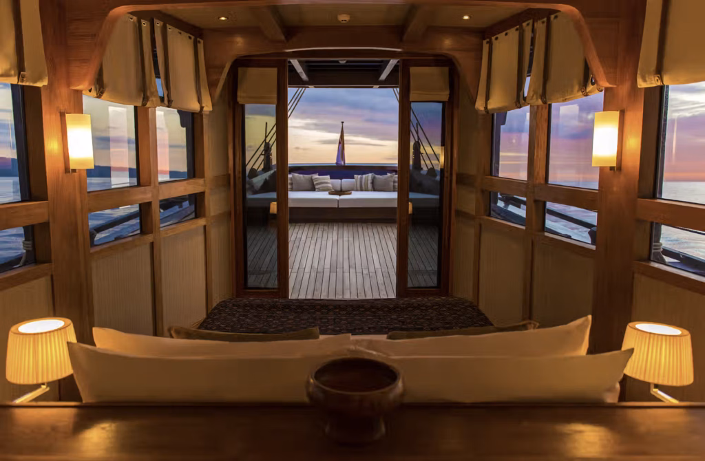 Cinque cabine, grandi ponti aperti sul mare e l’intimità di uno yacht riservato trasformano ogni giornata in una nuova destinazione.