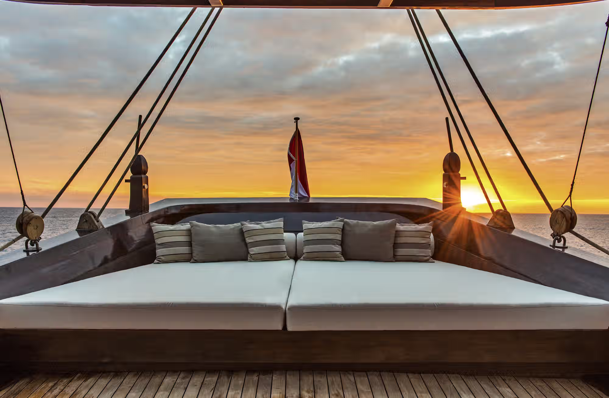 Cinque cabine, grandi ponti aperti sul mare e l’intimità di uno yacht riservato trasformano ogni giornata in una nuova destinazione. — immagine 5
