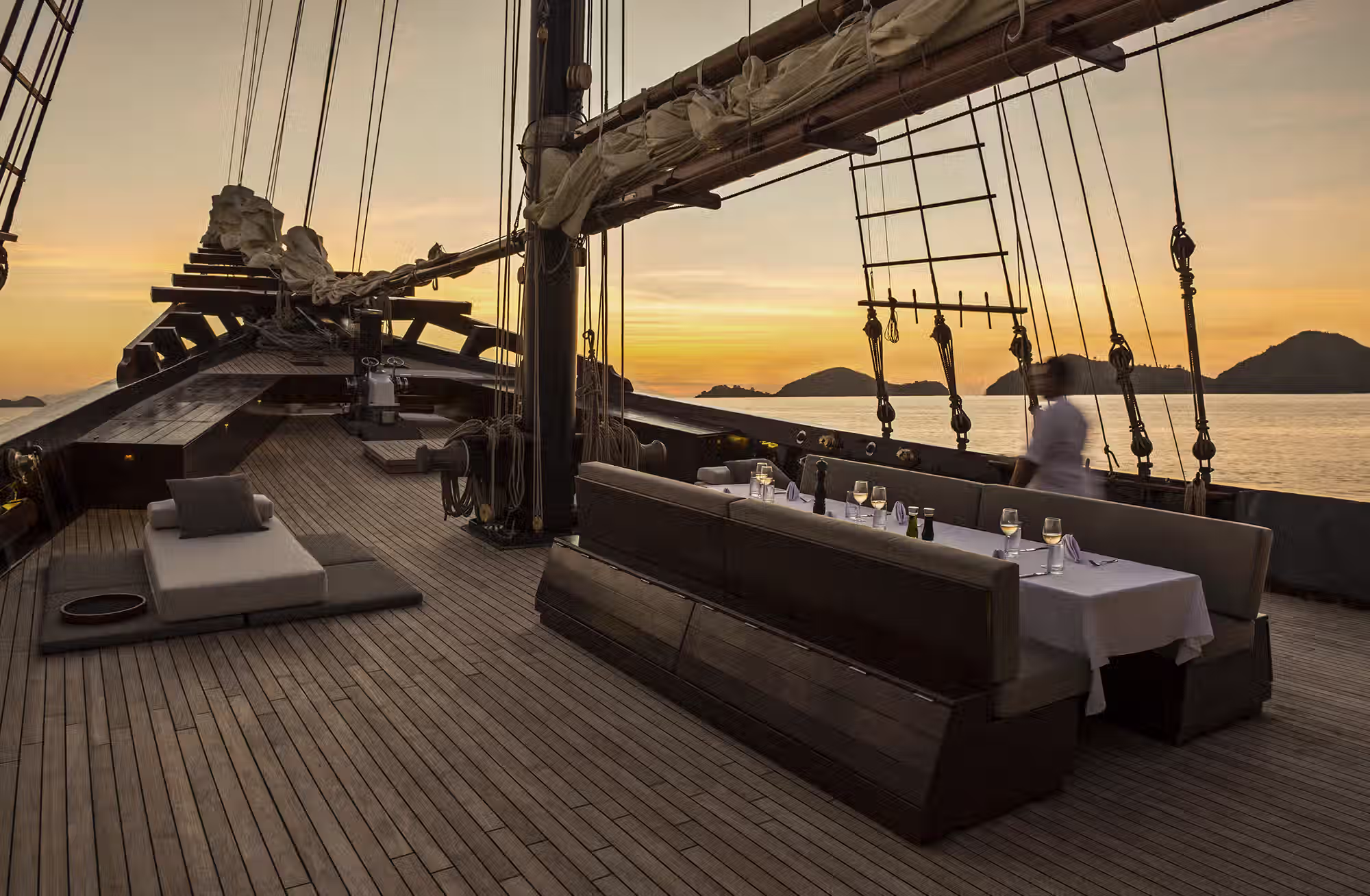 Cinque cabine, grandi ponti aperti sul mare e l’intimità di uno yacht riservato trasformano ogni giornata in una nuova destinazione. — immagine 6