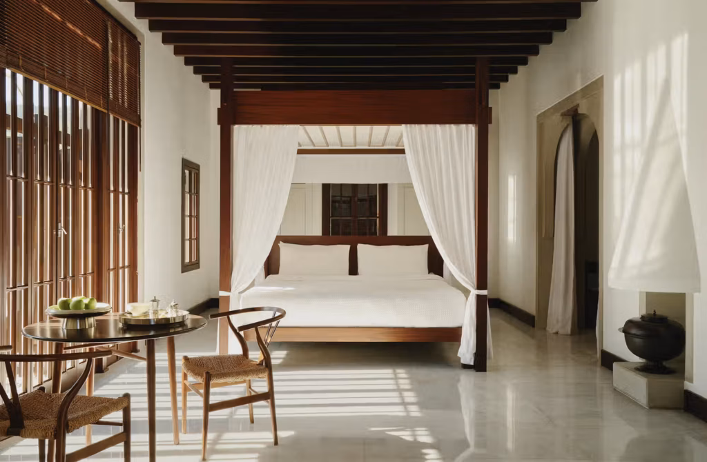 Dimore indipendenti immerse nella collina, dove giardini privati e piscine creano un rapporto personale con il paesaggio di Bodrum.