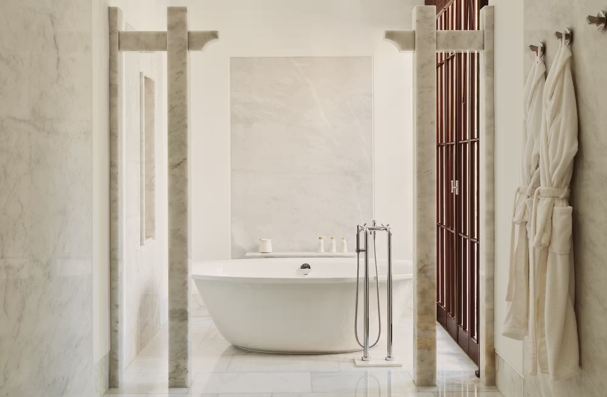 Dimore indipendenti immerse nella collina, dove giardini privati e piscine creano un rapporto personale con il paesaggio di Bodrum. — immagine 2