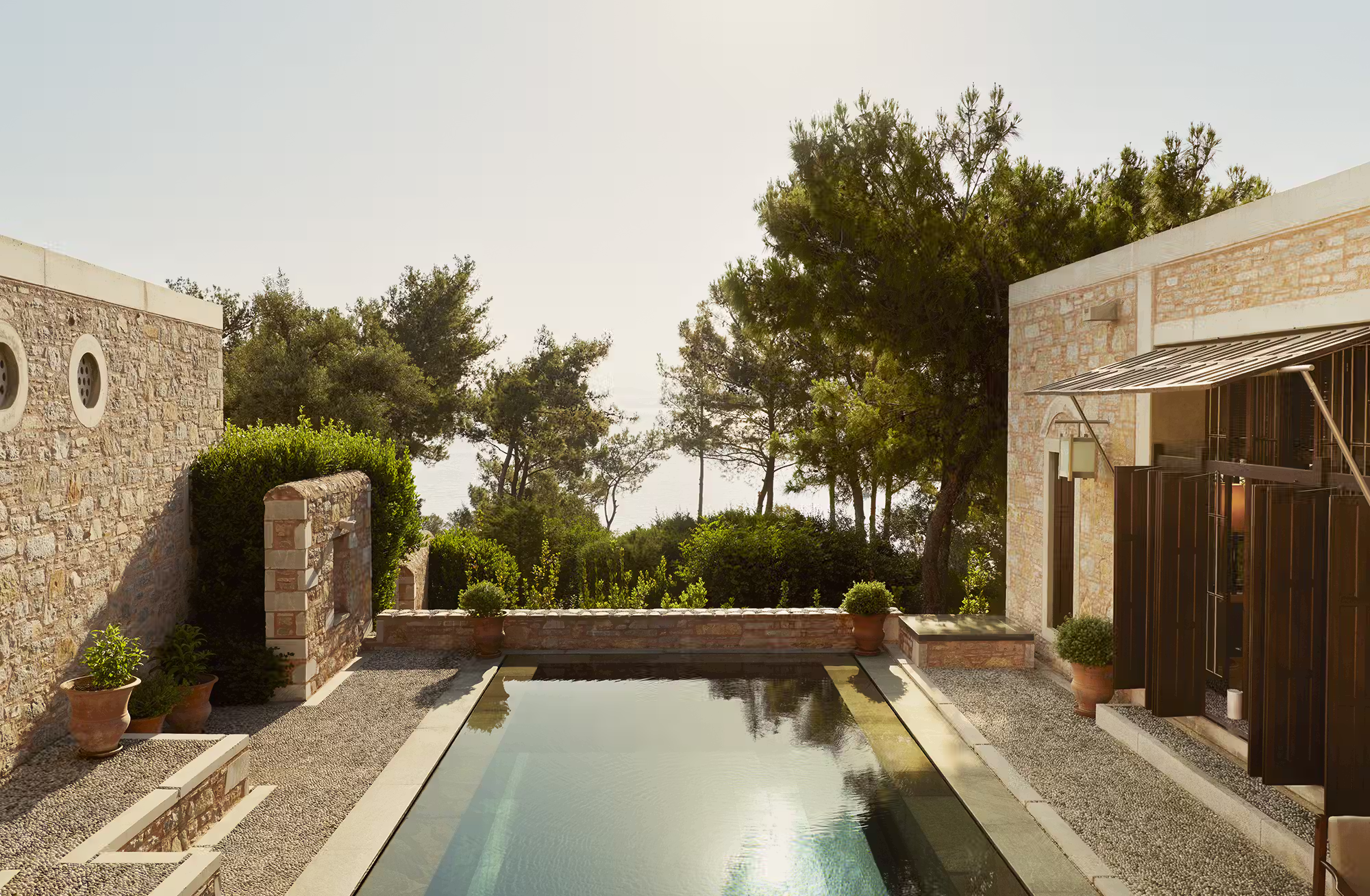 Dimore indipendenti immerse nella collina, dove giardini privati e piscine creano un rapporto personale con il paesaggio di Bodrum. — immagine 3