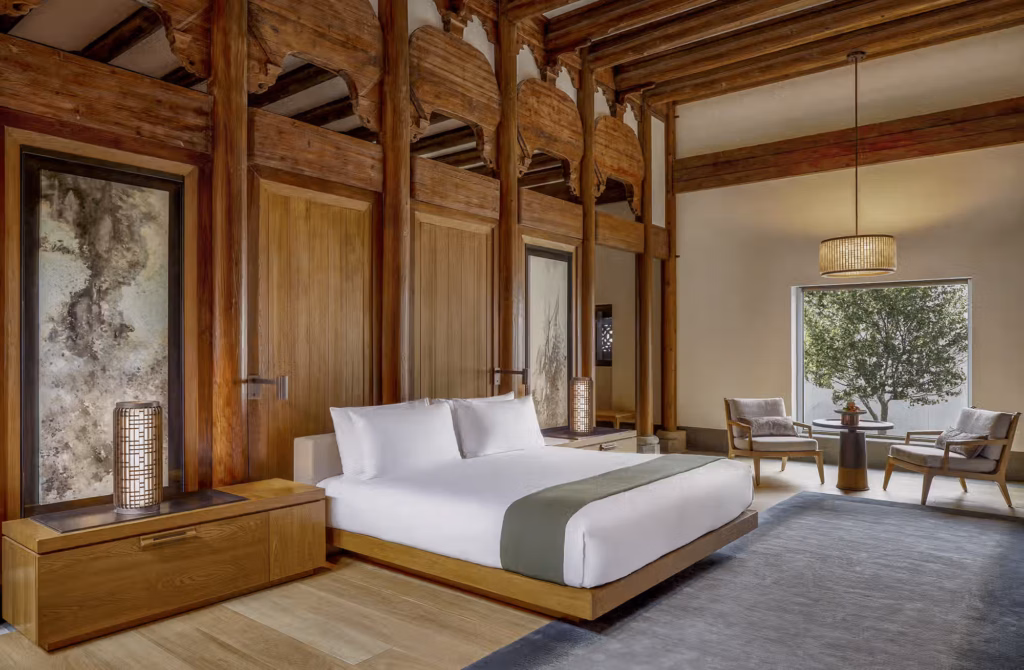 Dimore secolari restaurate e Pavilion contemporanei costruiscono un dialogo raro tra l’eredità delle dinastie Ming e Qing e il comfort di oggi.
