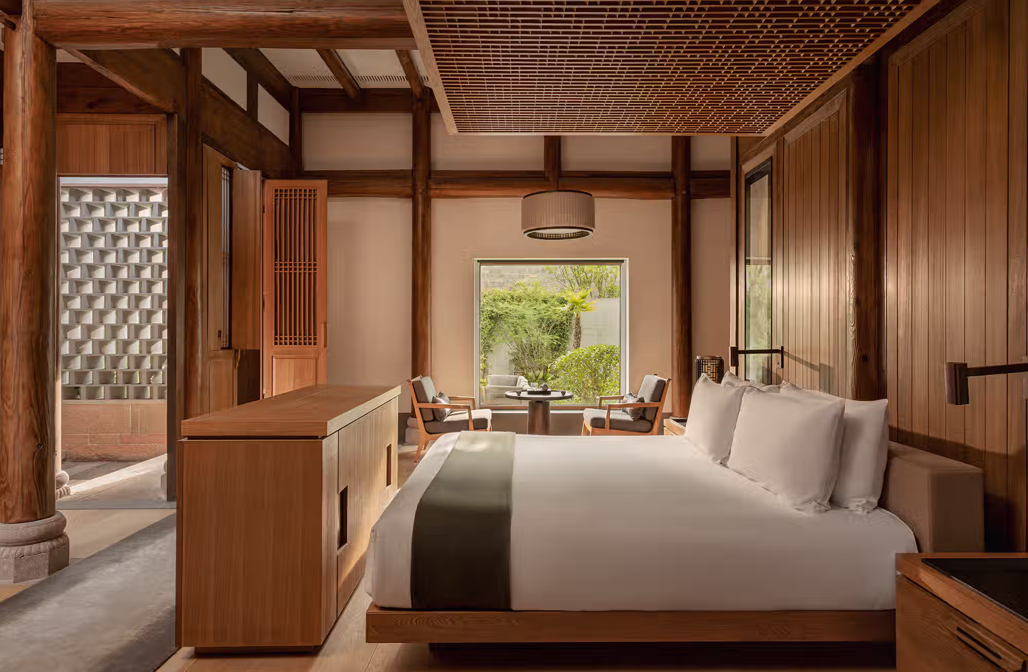 Dimore secolari restaurate e Pavilion contemporanei costruiscono un dialogo raro tra l’eredità delle dinastie Ming e Qing e il comfort di oggi. — immagine 3