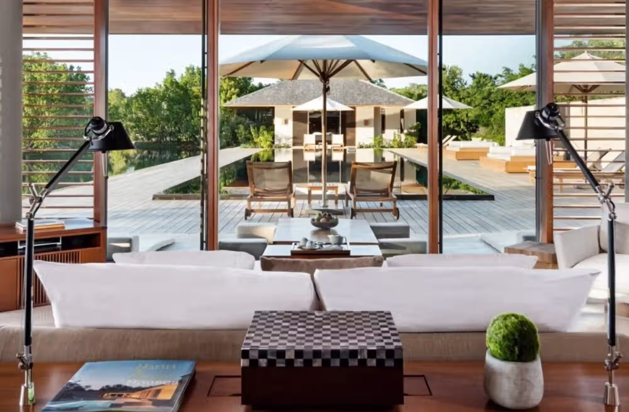 Pavilions e Villas indipendenti trasformano vegetazione, oceano e specchi d’acqua in parte integrante dell’esperienza. — immagine 9