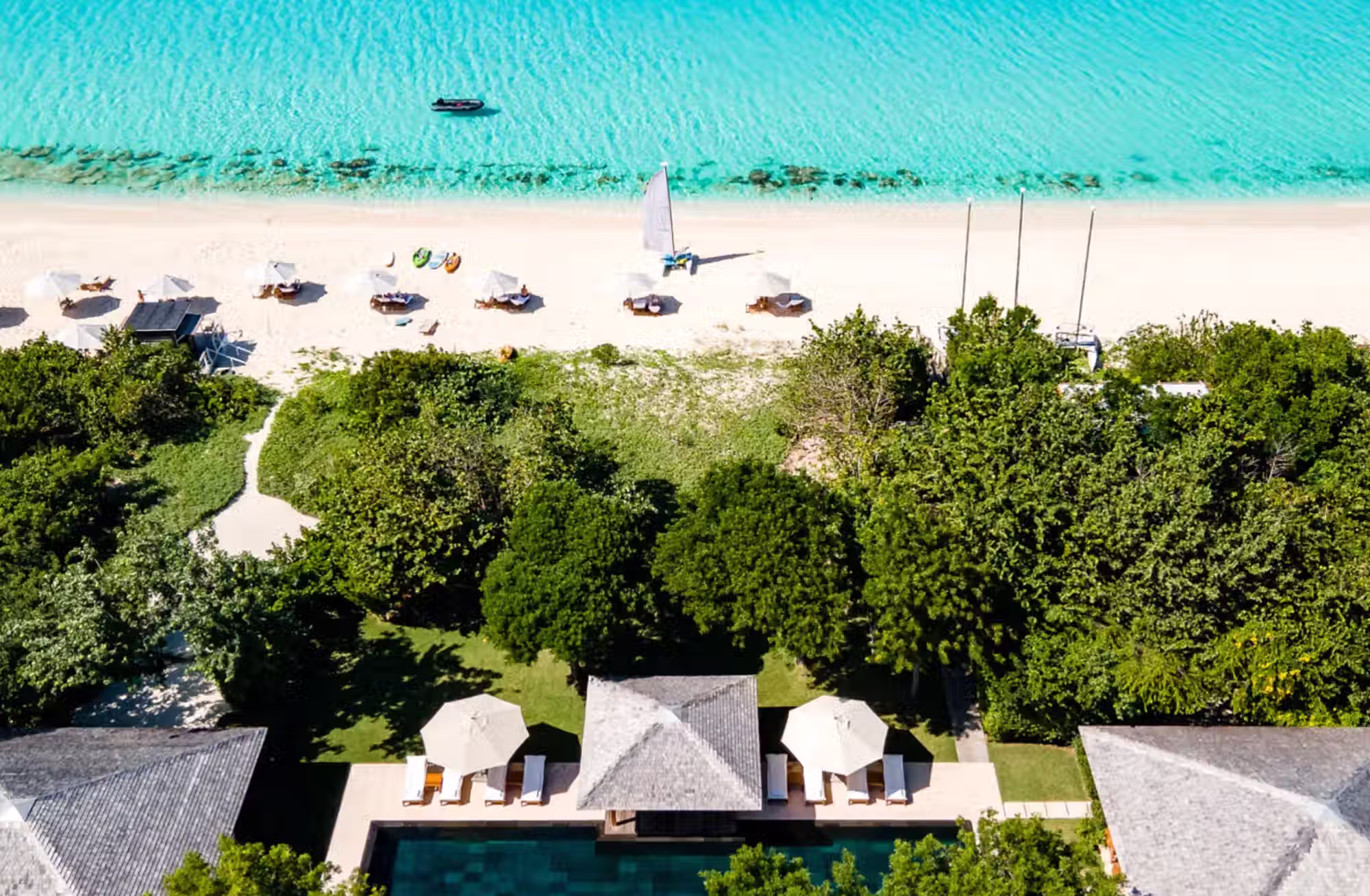 Pavilions e Villas indipendenti trasformano vegetazione, oceano e specchi d’acqua in parte integrante dell’esperienza. — immagine 10