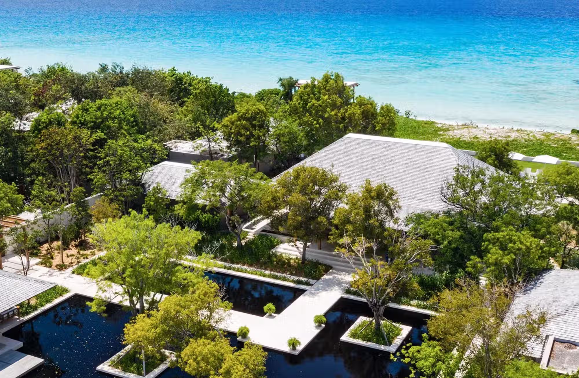 Pavilions e Villas indipendenti trasformano vegetazione, oceano e specchi d’acqua in parte integrante dell’esperienza. — immagine 11