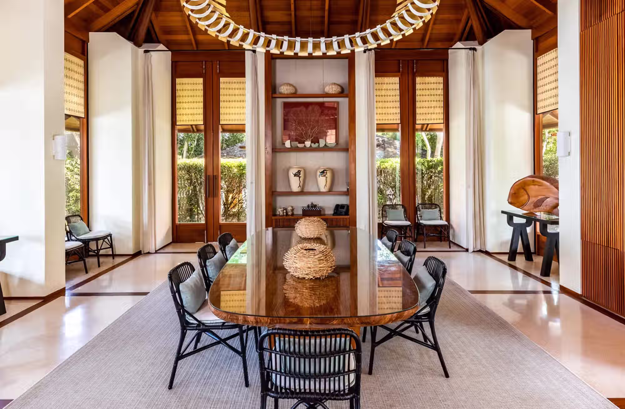 Pavilions e Villas indipendenti trasformano vegetazione, oceano e specchi d’acqua in parte integrante dell’esperienza. — immagine 2