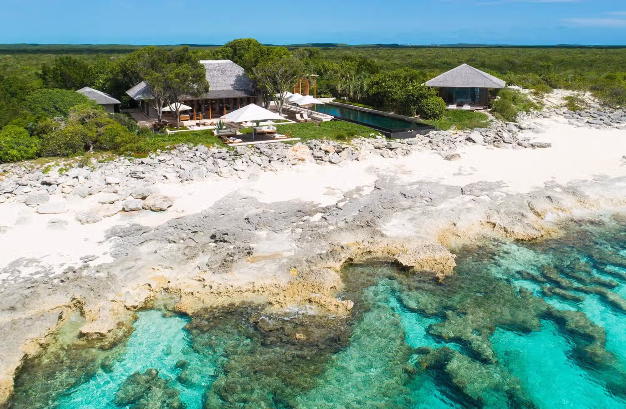 Pavilions e Villas indipendenti trasformano vegetazione, oceano e specchi d’acqua in parte integrante dell’esperienza. — immagine 5