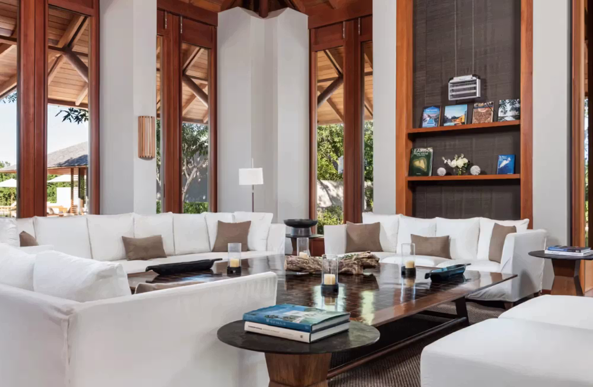 Pavilions e Villas indipendenti trasformano vegetazione, oceano e specchi d’acqua in parte integrante dell’esperienza. — immagine 6